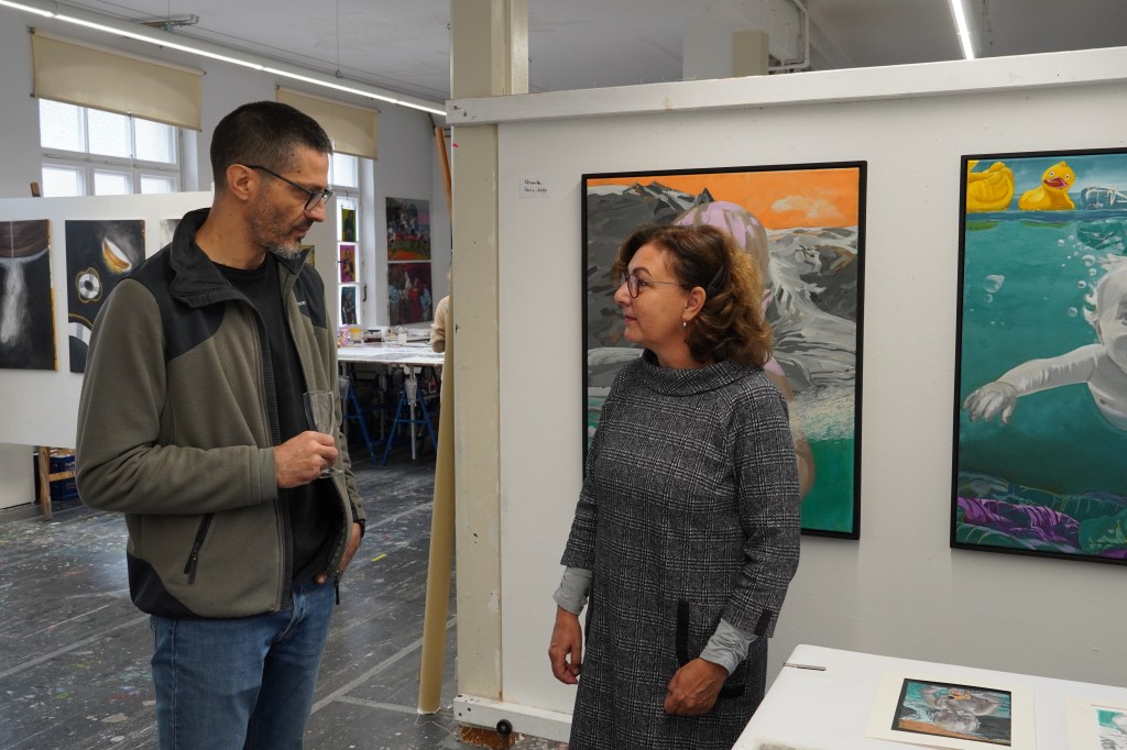 Veronika Nairz-Kolp im Gespräch mit dem Referenten Bogdan Pascu