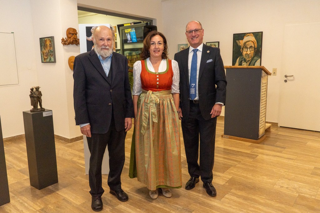 Bei der Eröffnung:
Josef Zeisler, Veronika Kolp, Dir. Bernhard Strolz