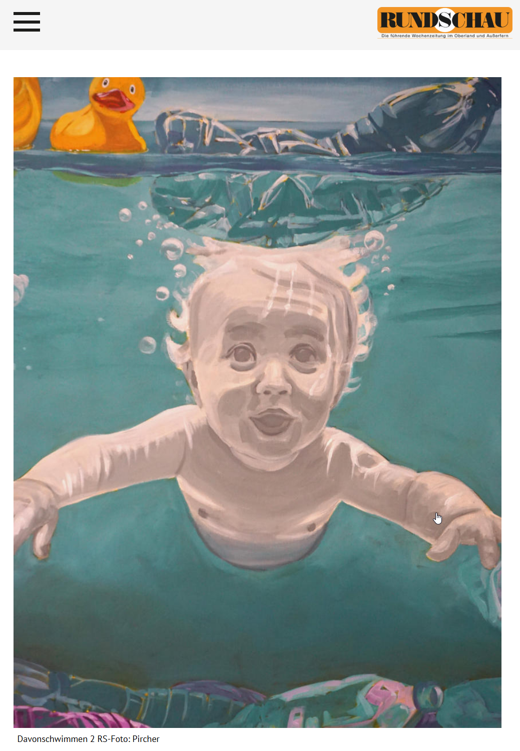 LANDSCHAFTS- UND UMWELTBILDER. Anders ihre Landschaftsbilder: Beinahe fotorealistisch kann man in ihren Bergbildern die Wucht, die Faszination, aber auch die Herausforderungen der hochalpinen Bergwelten erahnen. Aber sie will nicht hyperrealistisch malen. Dies zeigt sich in ihrer Farbgebung, die häufig abstrakt ist.
Einen anderen Ansatz wählt sie mit den Umweltbildern. Mit jenen will sie auf den Klimawandel, auf Naturzerstörung und Umweltverschmutzung hinweisen. Aber nicht mit dem erhobenen Zeigefinger, sondern hintergründig, um den Betrachter zum Nachdenken („Ich bin mir bewusst, dass auch ich Teil des Problems bin“) aufzufordern. Der Begriff „Gletschermilch“ bezeichnet das abschmelzende Gletschereis, das stark mit Sedimenten angereicht einen milchigen Charakter zeigt. Durch die Gletscherschmelze ist dieses Phänomen derzeit sehr stark und auch ein Hinweis auf den Klimawandel.

WERDEGANG. Kolp ist in Reith bei Seefeld aufgewachsen und lebt nun in Mils bei Hall. Sie besuchte die Fachschule für angewandte Malerei, maturierte an der HTL in Innsbruck und absolvierte anschließend eine Ausbildung als Vergolderin und Staffiererin. Sie ist auch ausgebildete Lebens- und Sozialberaterin, wie auch Kreativtrainerin. An der Freien Kunst Akademie Augsburg absolviert sie zurzeit eine Ausbildung bei Prof. Bogdan Pascu. Als Lehrerin an der Schnitzschule in Elbigenalp gab sie umfangreiches Wissen an Studierende weiter. Seit 2022 ist sie freiberufliche Restauratorin, Vergolderin und Malerin.

LAUDATIO. In ihrer Laudatio stellte Helga Maderna nicht nur den Lebensweg der Künstlerin vor, sie erklärte auch anschaulich deren Maltechniken und deren Herangehensweise an die Malerei. So erfuhr man, dass ein Skizzenbuch ständiger Begleiter der Künstlerin ist. Aus den in der Natur angefertigten Skizzen entstehen im Atelier die wunderschönen Bergmotive in Öl auf Leinwand. „Mit Kohle und Bleistift hat sie einen flotten Strich“, so Maderna. Die Ausstellung zeigt eindrucksvoll das Können dieser außergewöhnlichen Malerin, schloss die Laudatorin. VBgm. Martin Walter begrüßte die zahlreichen Besucher, viele Kunstinteressierte kamen aus der Heimatgemeinde (Mils bei Hall) der Künstlerin. Auch die Bürgermeisterin Daniela Kampfl hat den weiten Weg ins Paznaun nicht gescheut. Unter den Ausstellungsbesuchern war auch LA Beate Scheiber zu sehen. Für die musikalische Begleitung war das Fluchthorn-Trio verantwortlich. Die Organisation der Vernissage lag in den bewährten Händen von Margot Lorenz.
Die Ausstellung ist bis 15. August in den Galerieräumen des Alpinariums (freier Eintritt) zu besichtigen. Öffnungszeiten: Dienstag bis Sonntag von 10 Uhr bis 18 Uhr.